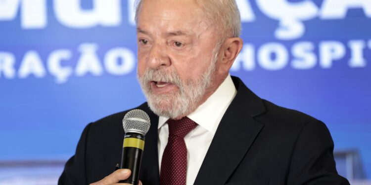Lula inicia radioterapia após retirada de lesão no couro cabeludo