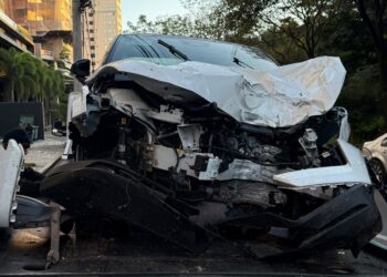 Carro fica destruído após bater em poste na Avenida Norte-Sul, em Campinas