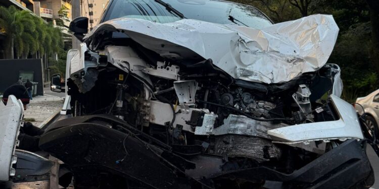 Carro fica destruído após bater em poste na Avenida Norte-Sul, em Campinas