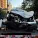 Carro fica destruído após bater em poste na Avenida Norte-Sul, em Campinas