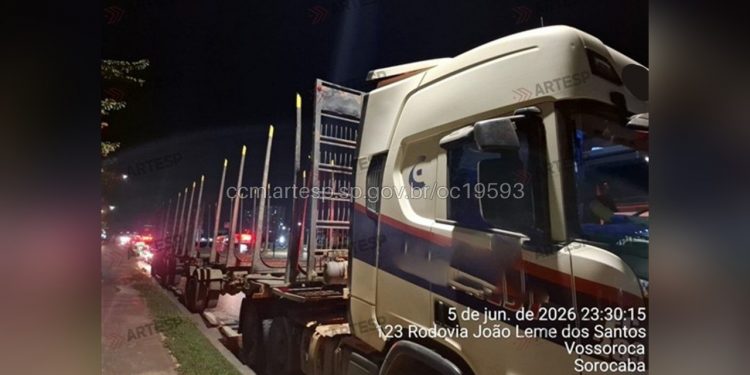 Motociclista morre ao bater em carreta na SP-264 em Sorocaba